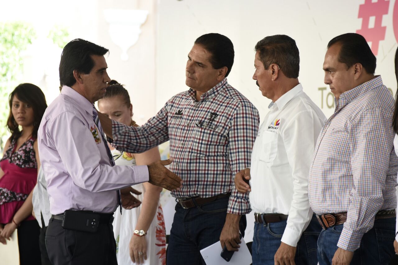 Acerca Gobernador apoyos sociales a habitantes de Tanhuato