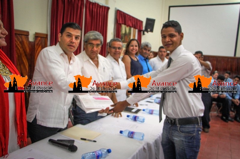 Instala el Ayuntamiento de Apatzingán el Cabildo Juvenil 2016