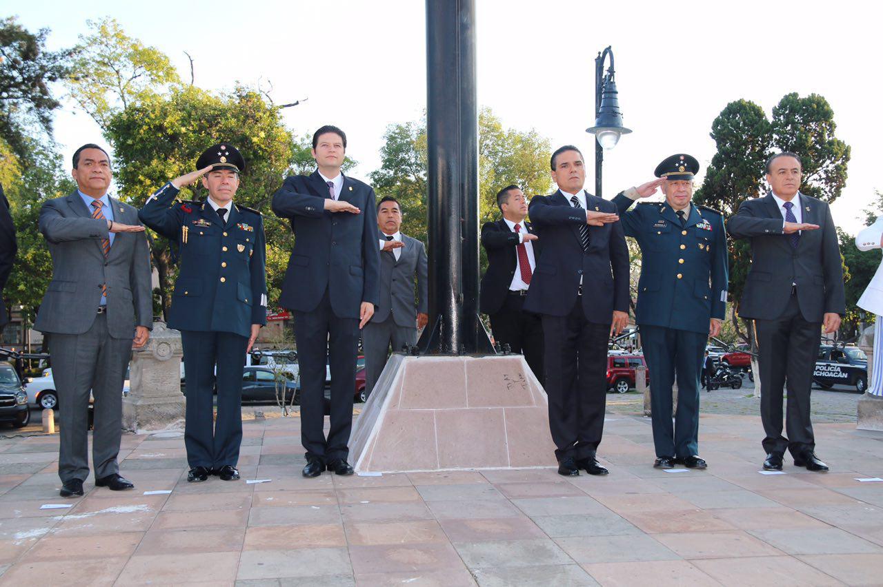 Alfonso Martínez encabeza Izamiento de Bandera por 206 Aniversario de la Independencia