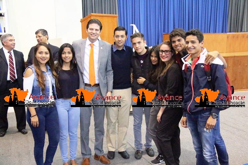 Alfonso Martínez expone acciones de Gobierno a jóvenes estudiantes.