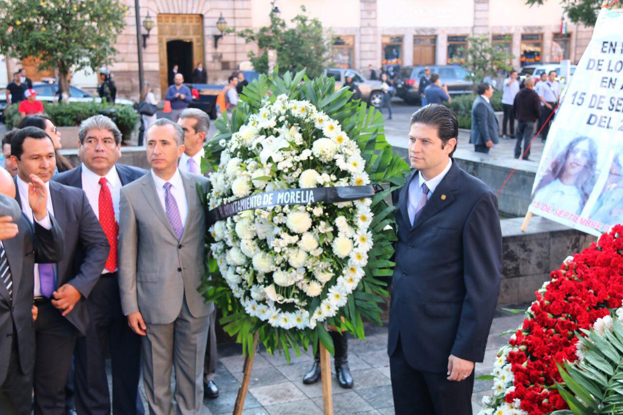 Alfonso Martínez y familiares rememoran a víctimas del 15 de septiembre