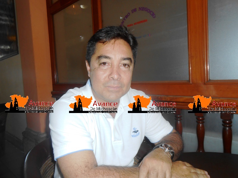 Estudian en dos grupos por aula y algunos alumnos a la intemperie.