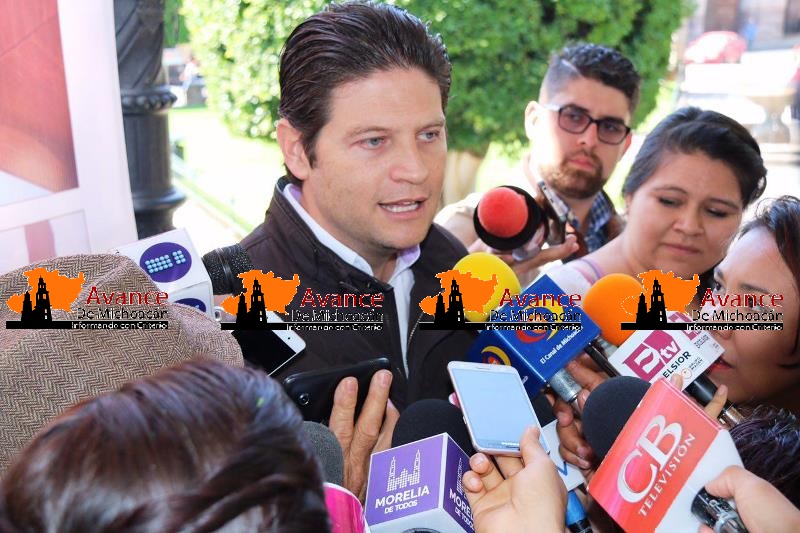 Felicita Alfonso Martínez a trabajadores de la radio y televisión en su Día