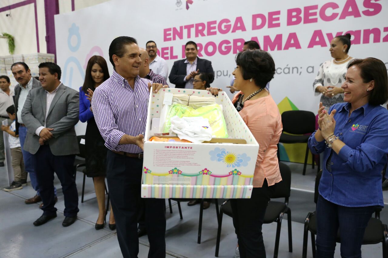 Entrega Gobernador becas y apoyos del programa Avanza DIFerente en Zacapu