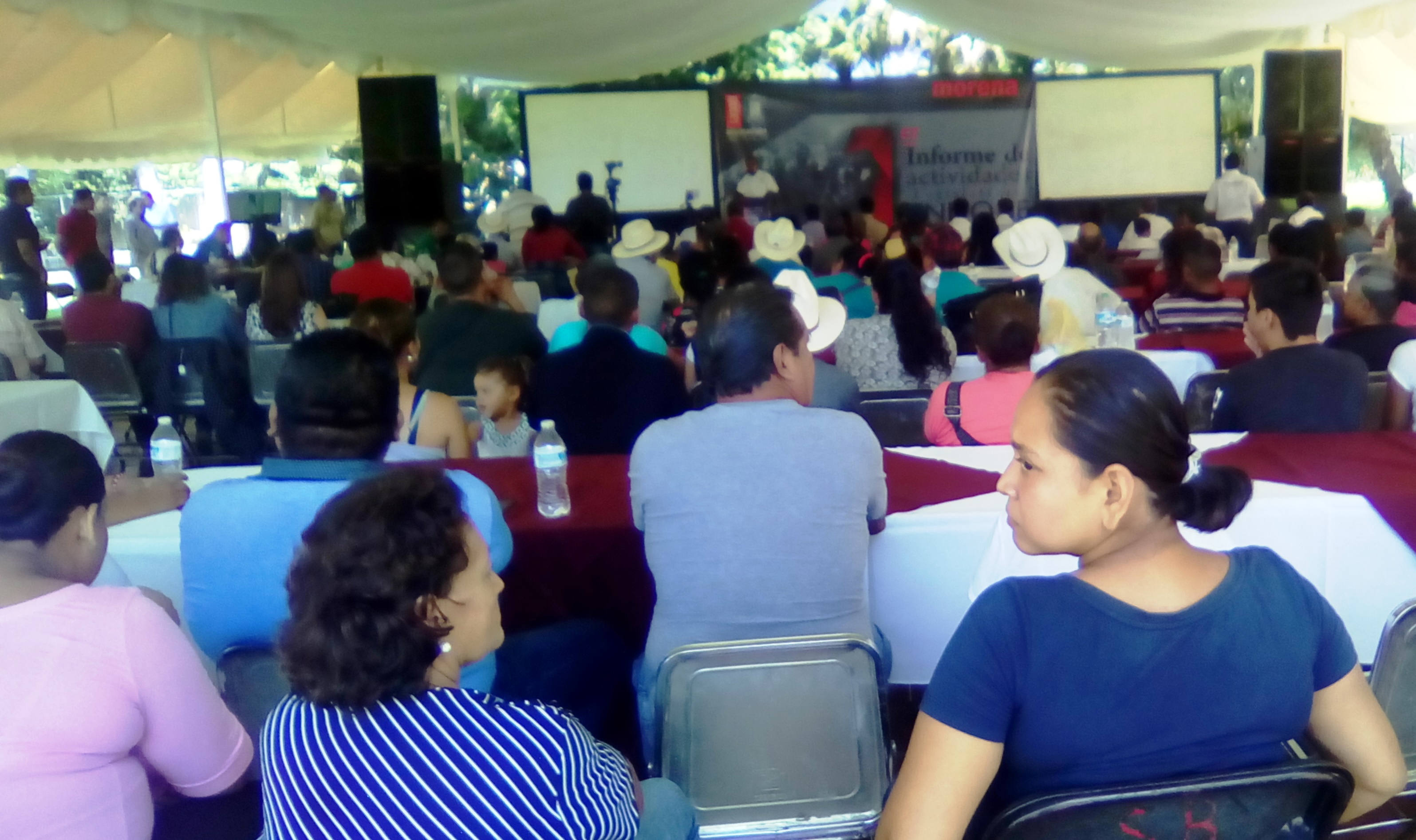 Enrique Zepeda Ontiveros, rinde su informe ante cientos de familias en Apatzingán