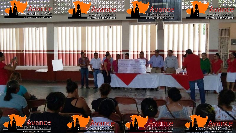 Sí Financia entrega créditos de Palabra de Mujer en La Huacana