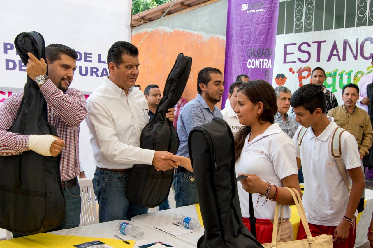 COLOCAN PRIMERA PIEDRA DE CASA DE LA CULTURA EN TUZANTLA