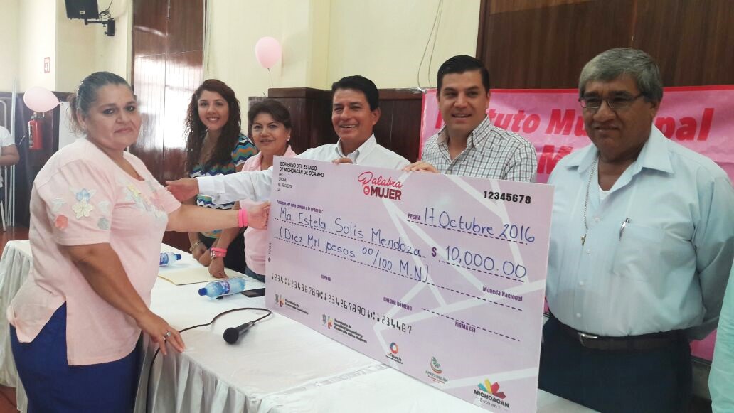 Entregan créditos de Palabra de Mujer en Apatzingán