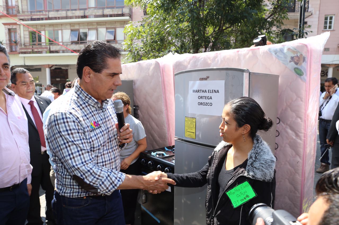 Entrega Gobernador apoyos y enseres domésticos a damnificados de Uruapan