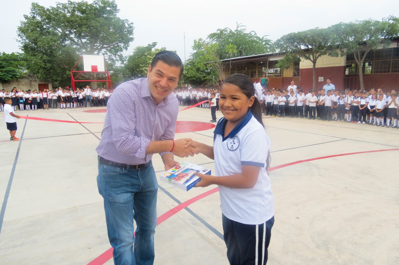 Cumplido en un 80 por ciento compromisos con la educación en Apatzingán, César Chávez