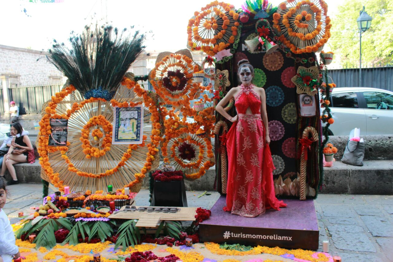 Catrinas Vivientes llenan de color la calzada Fray Antonio de San Miguel