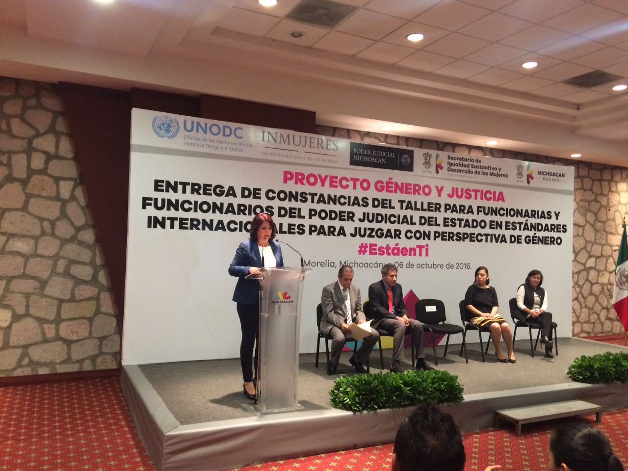 Cumplido en un 80 por ciento compromisos con la educación en Apatzingán, César Chávez