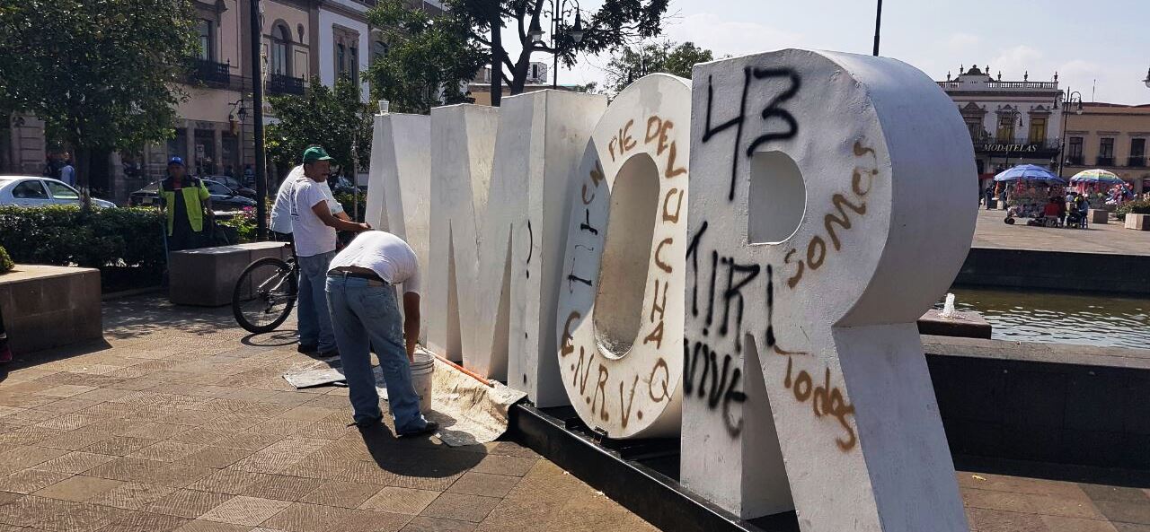 Ayuntamiento limpia de grafitis monumentos y estructuras en Centro Histórico