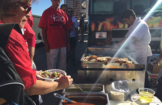 Taqueros levantan “muro” frente al Hotel Trump en Las Vegas