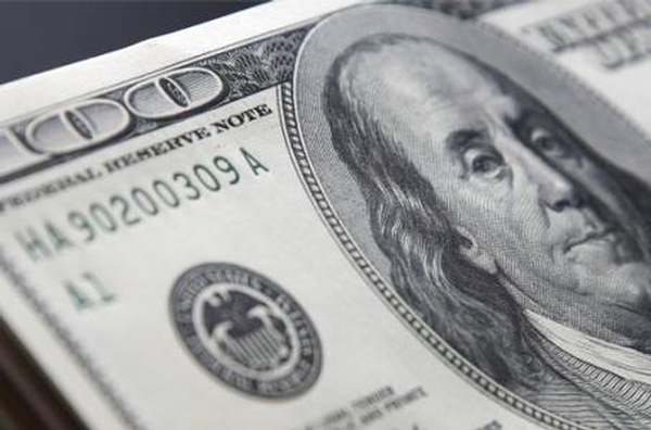 Dólar cierra por debajo de los 19 pesos