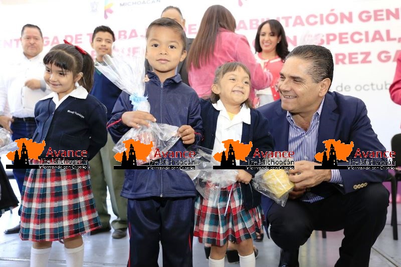 Entrega Silvano Aureoles obras en Escuela de Educación Especial “Benito Juárez García”
