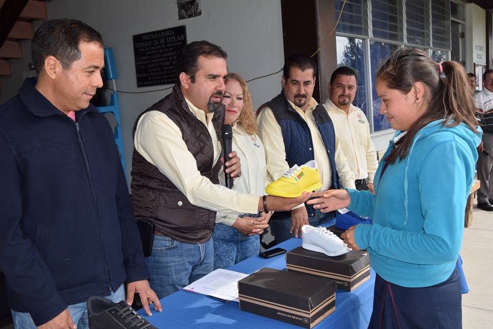 Gobierno de Ixtlán realiza la entrega de Calzado en su Tercera Etapa