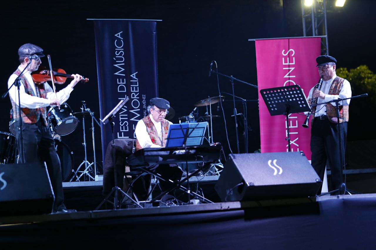 Disfrutan familias de concierto al aire libre en Cuitzeo