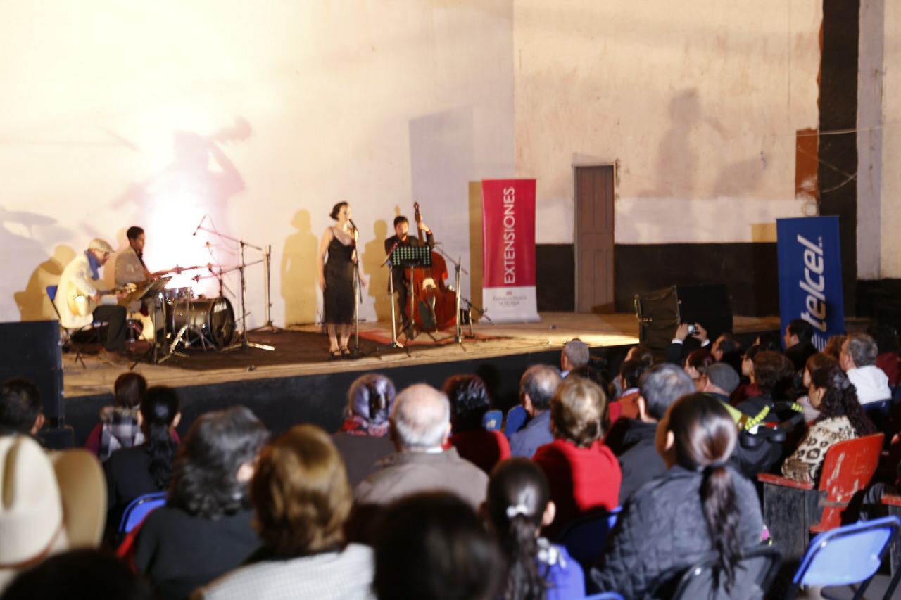 Disfrutan habitantes de Ixtlán concierto de jazz