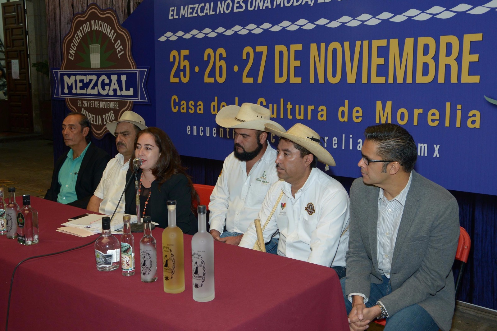 Alfonso Martínez promueve a mezcaleros de Morelia