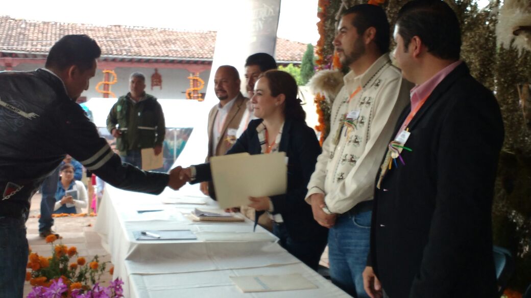 El Gobierno del Estado entrega recursos a comunidades para actividades de Noche de Muertos