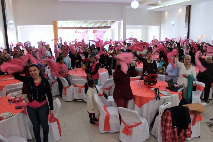 Brinda conferencia estrategias para mejorar ámbito de la mujer.