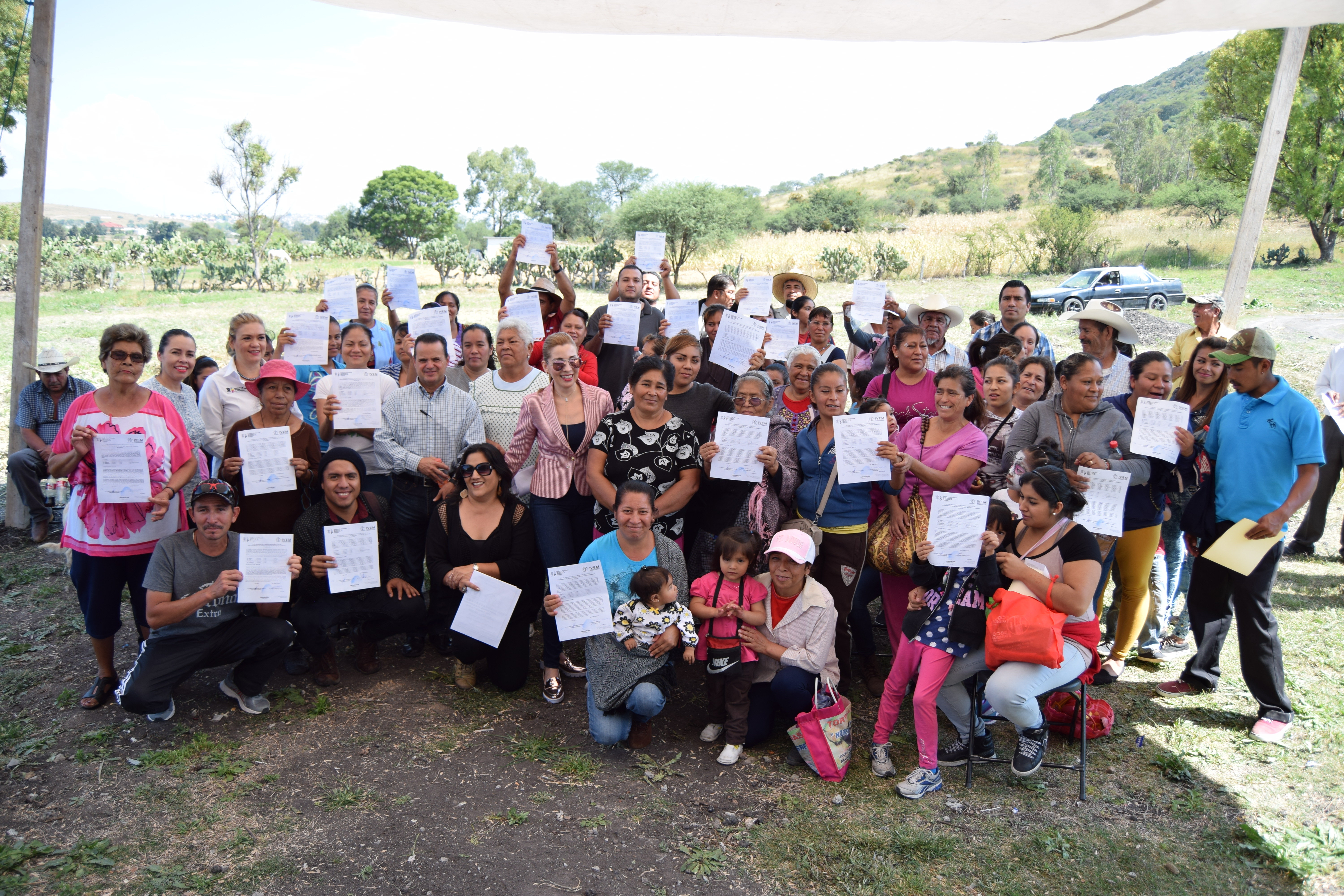 Entrega IVEM predios y constancias de asignación a 100 familias de Tarímbaro