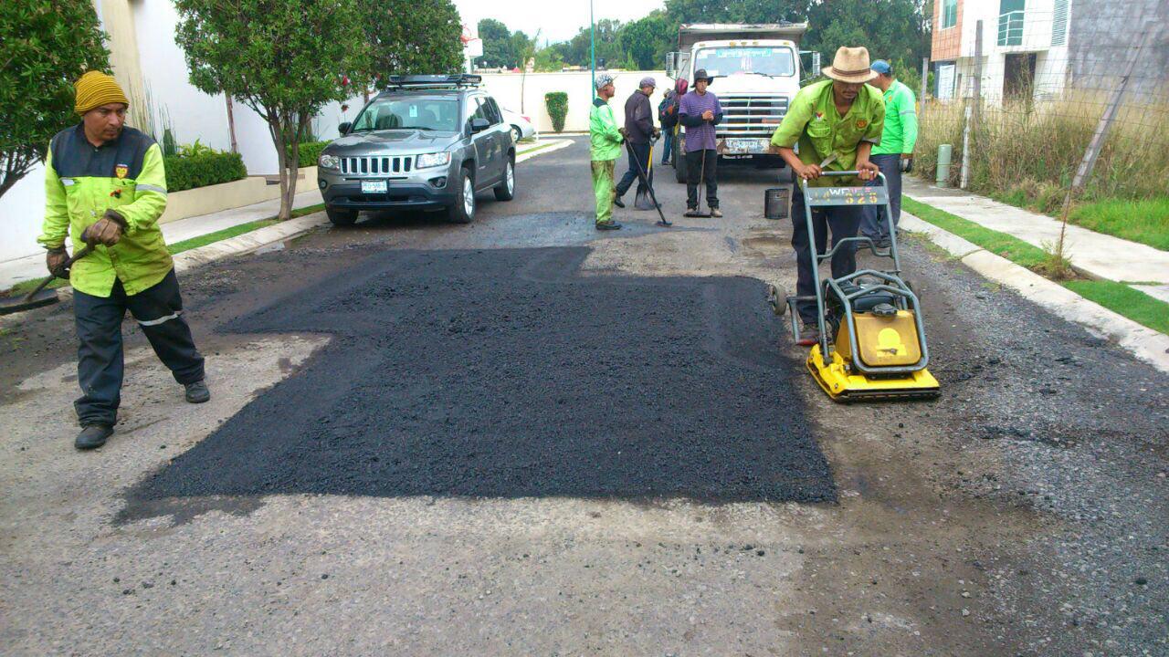Gobierno Municipal da mantenimiento vial a más de 17 colonias durante la última semana
