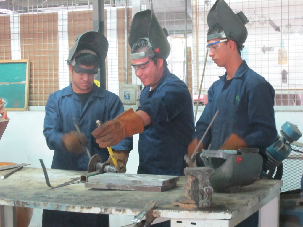 Alumnos del Conalep Michoacán comparten sus conocimientos con habitantes de LC