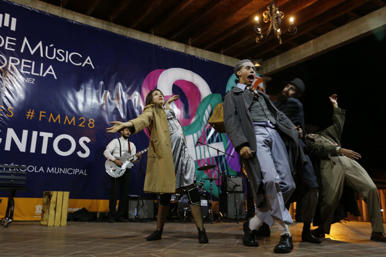 Presentan espectáculo “Incógnitos” en Ario de Rosales