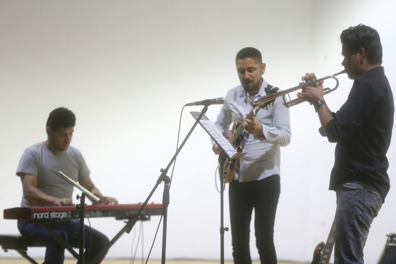 Disfrutan habitantes de Lázaro Cárdenas de noche de jazz
