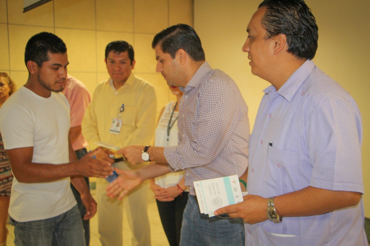 Gobierno de Apatzingán entrega carnet de citas a jóvenes estudiantes