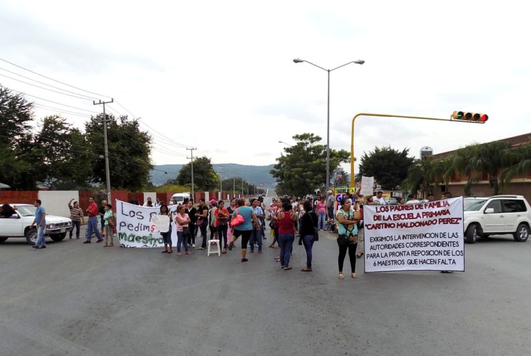 En Guerrero bloquean padres la carretera en Iguala; exigen personal para escuela.