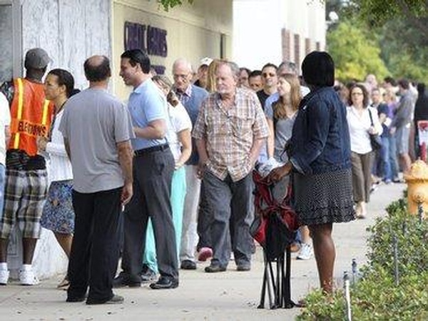 Reportan largas filas de votantes de forma anticipada en Los Ángeles.