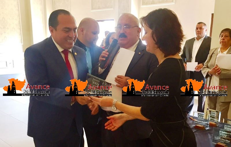 Entrega Magazine Político presea al Mérito Social a Gerónimo Color Gasca.