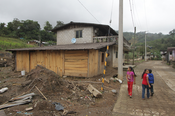 Damnificados de “Earl” en Puebla salen adelante con sus propios recursos.
