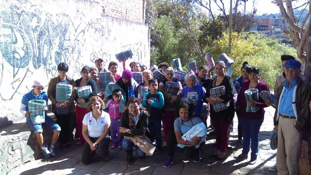 DIF Morelia entrega cobijas en 13 zonas de la ciudad y en centros de atención social