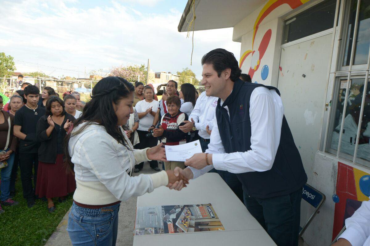 Alfonso Martínez coadyuva a mejorar viviendas de habitantes de la Aldea