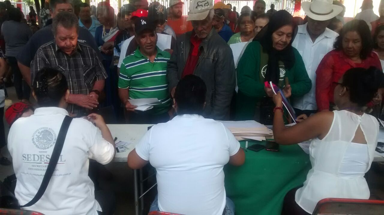 Reciben Adultos Mayores “65 y Más”