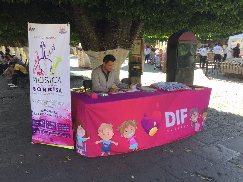 DIF Morelia instala módulo en el Centro Histórico para colecta de juguetes y ropa