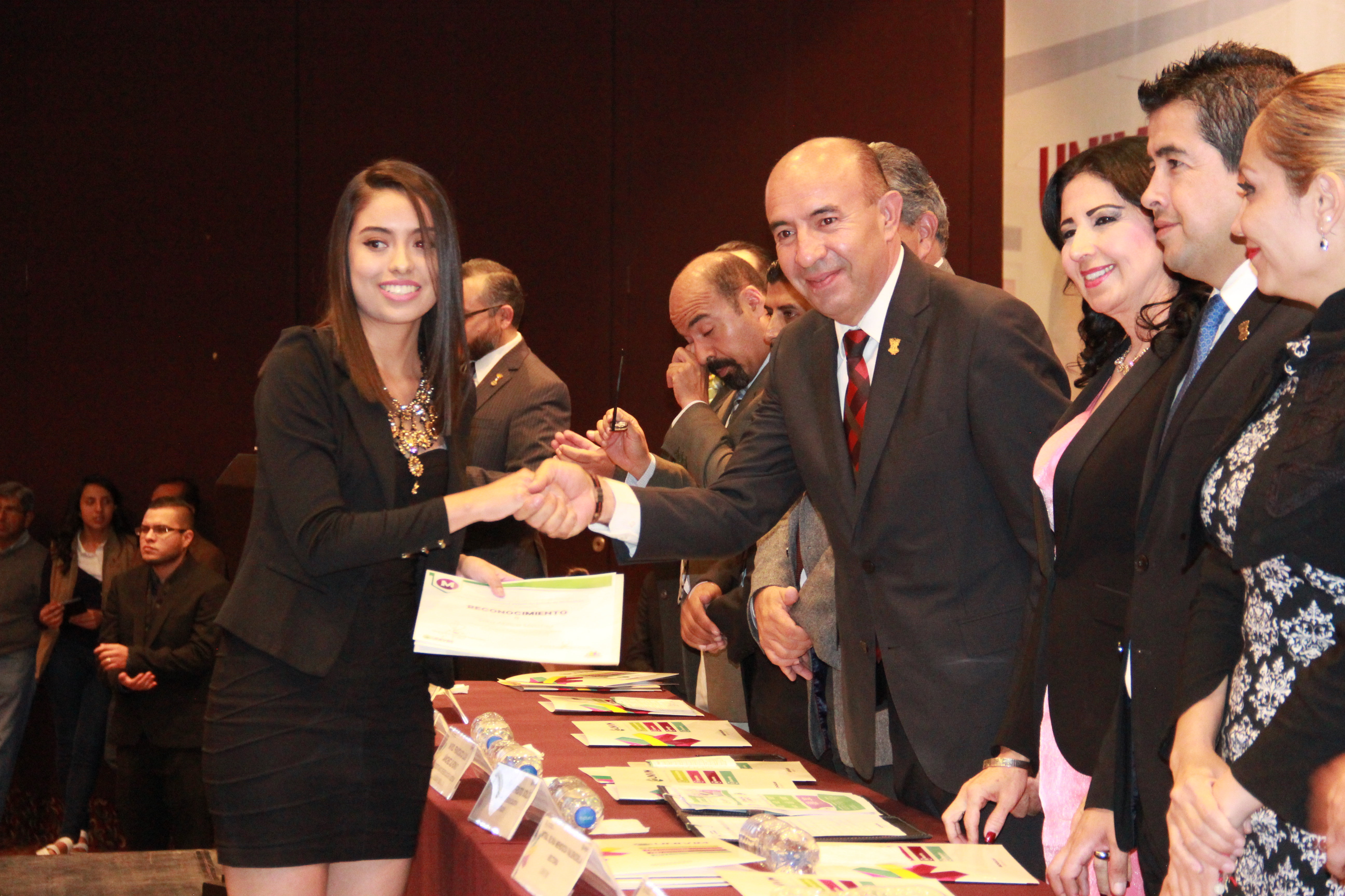 Egresan 137 estudiantes de licenciatura y maestría de la Univim