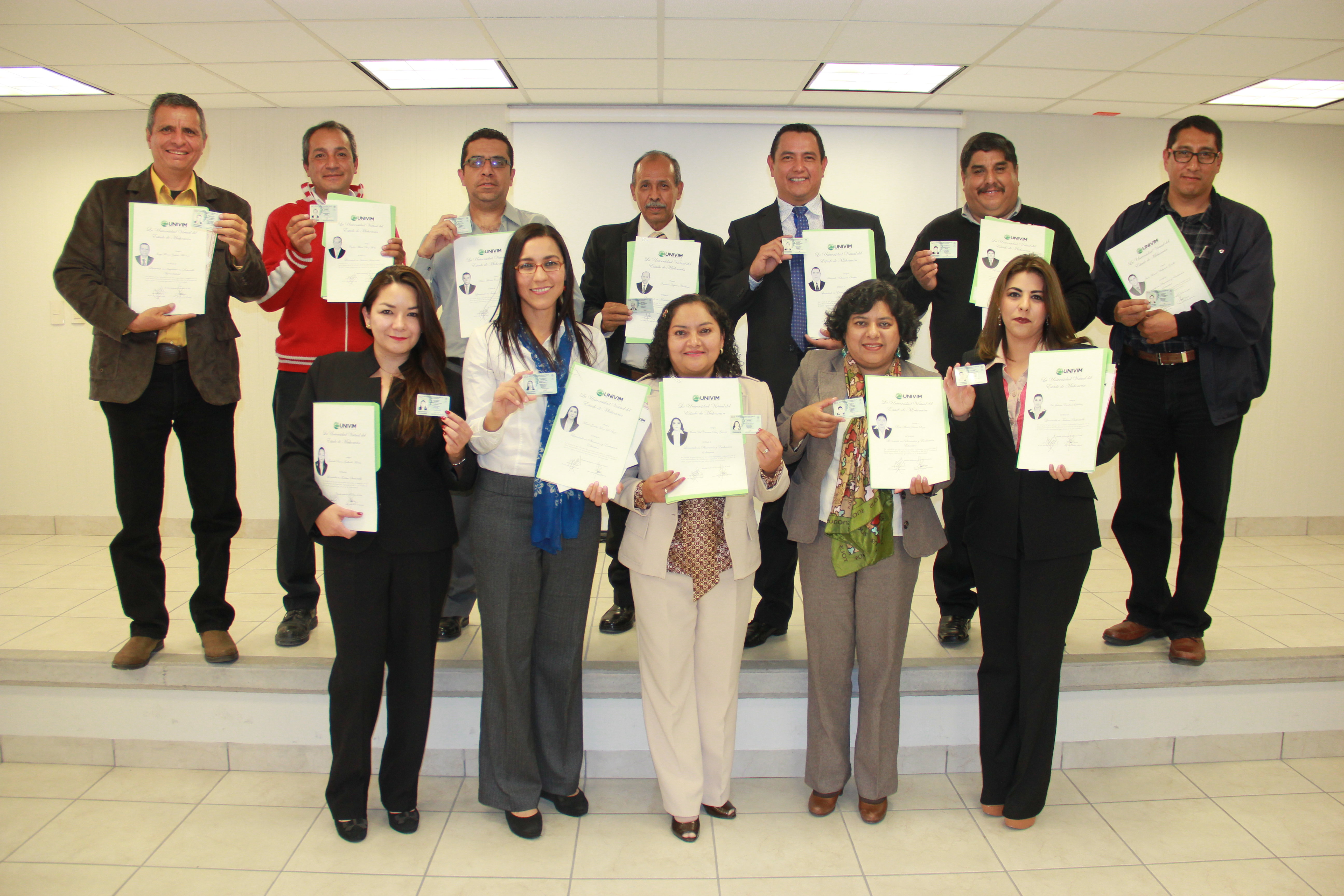 Estudiantes de la Univim reciben su cédula profesional