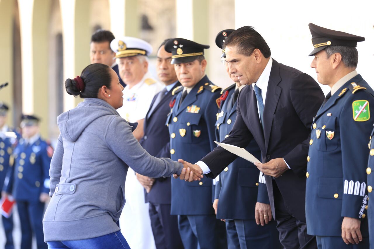 Entrega Silvano Aureoles recursos a deudos de militares caídos en cumplimiento de su deber