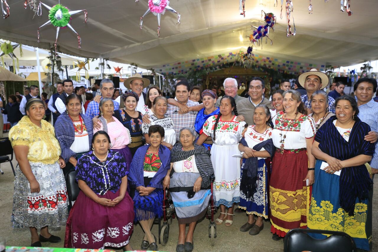 Convive Gobernador con maestras cocineras de Michoacán