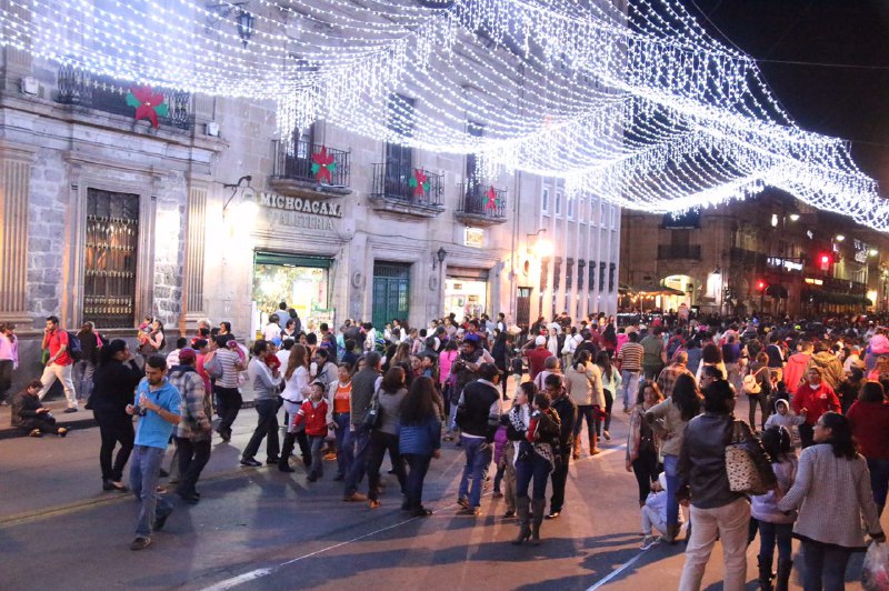 Morelia se vistió de música, baile y color con caravana navideña