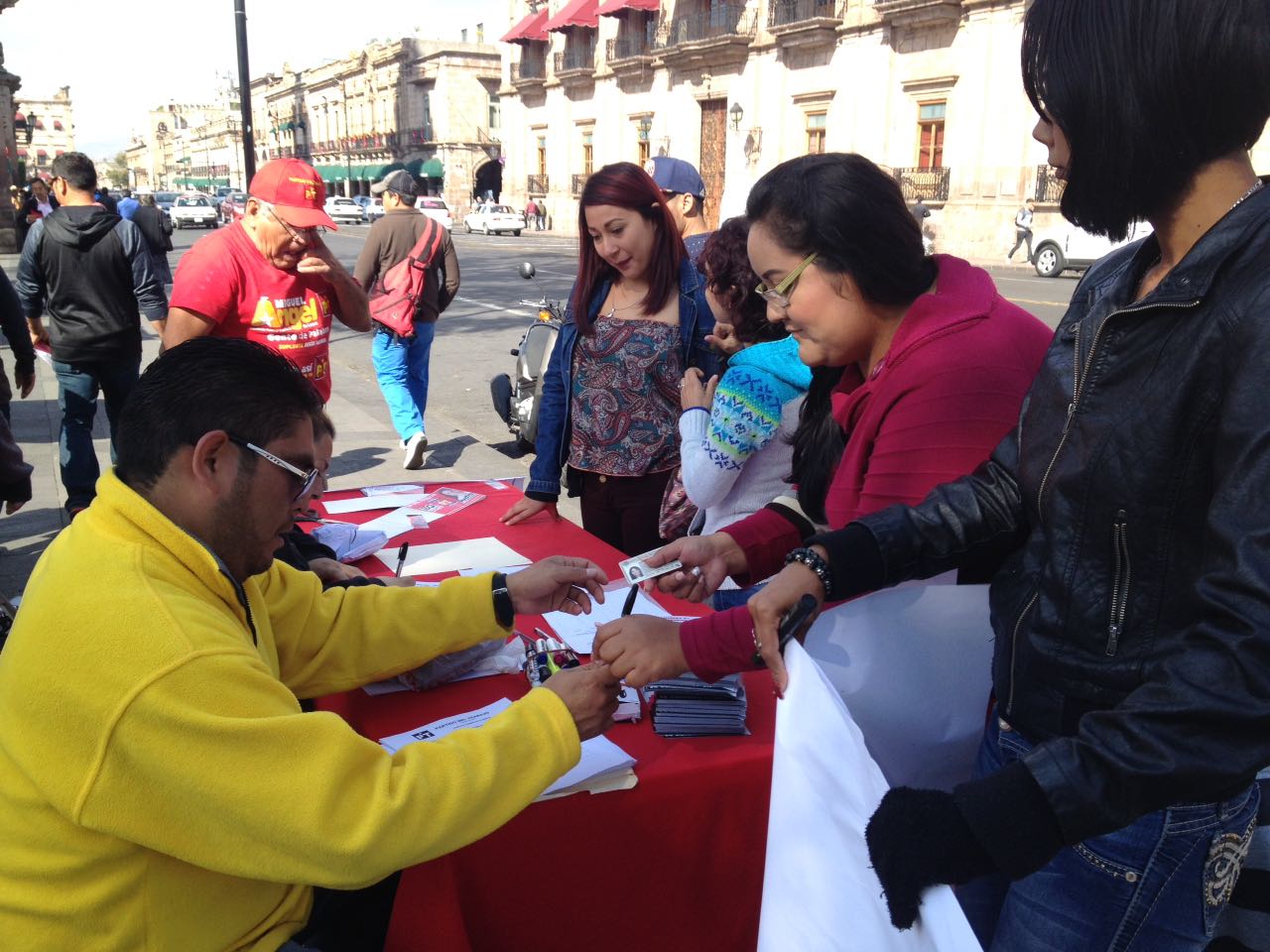 PT avanza en recaudación de firmas para ajustar precio de gasolina en 10 pesos por litro.