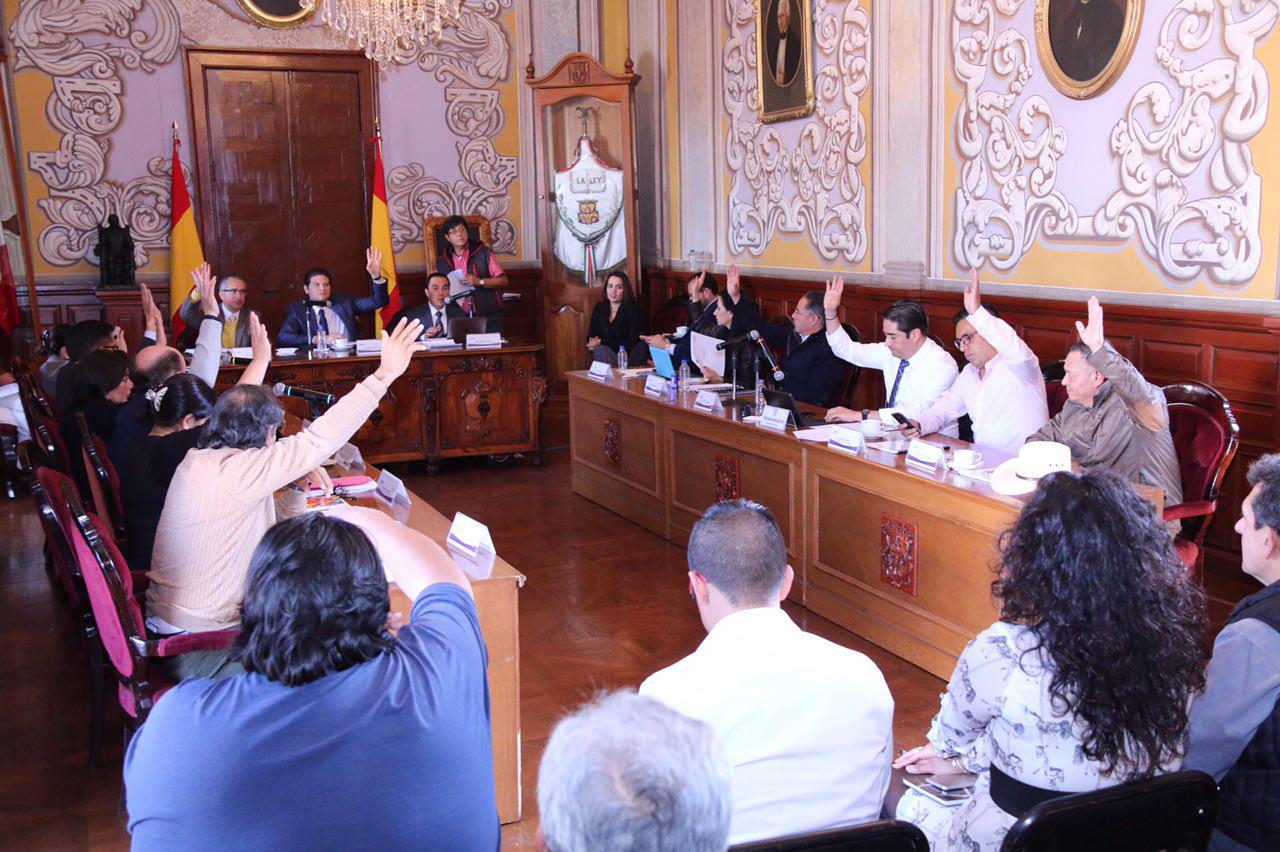 Alfonso Martínez presenta iniciativa para regular estacionamientos públicos