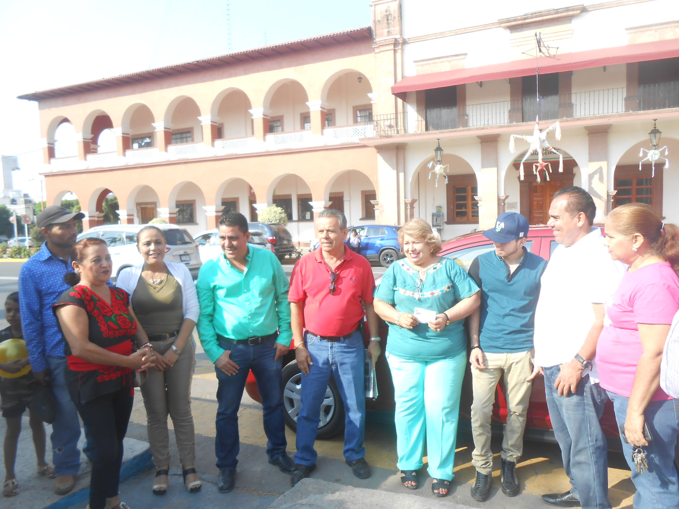 PRI Apatzingán, realiza entrega de automóvil a ganador de rifa