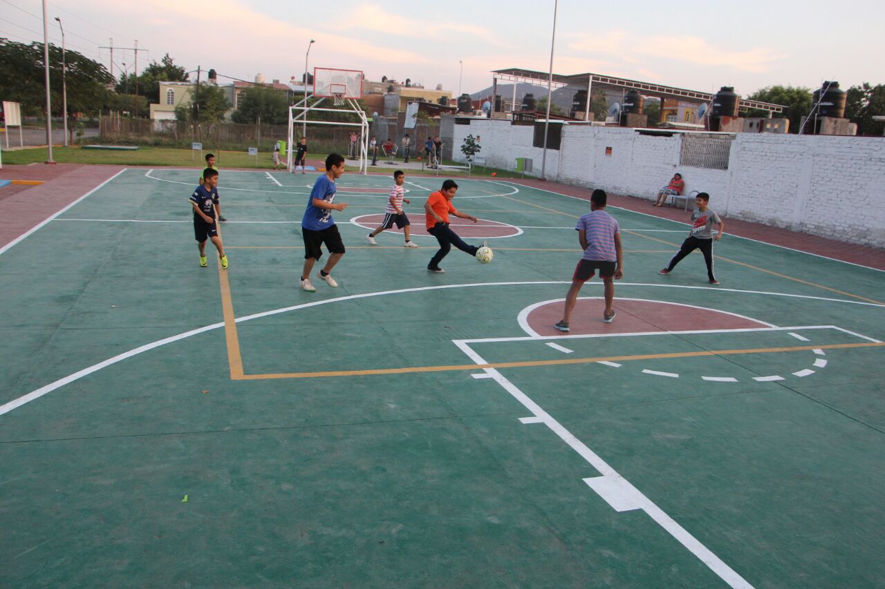 El presidente césar chávez resalta el apoyo para construcción de parques lineales.