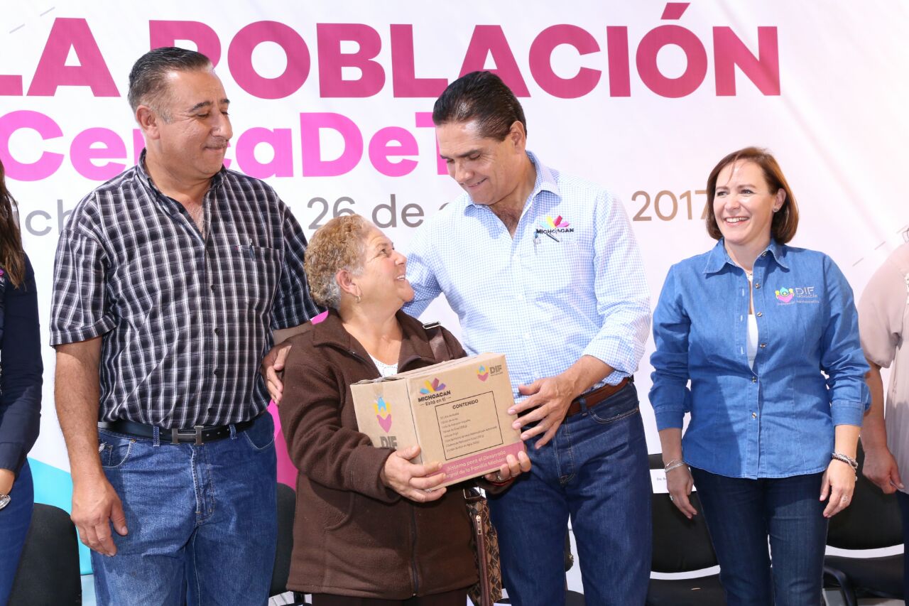 Entrega Silvano Aureoles apoyos sociales en Chavinda